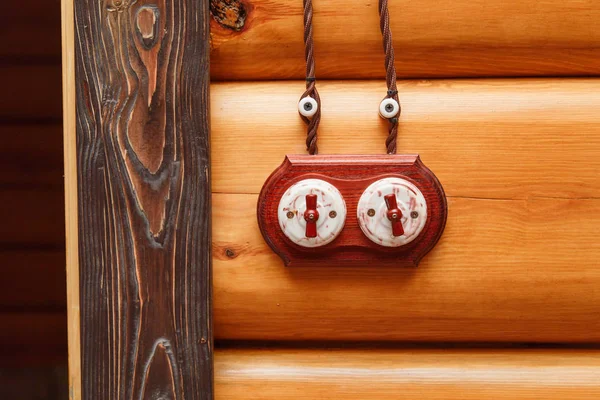 Ντεμοντέ switchs ηλεκτρική ενέργεια, ηλεκτρικό καλώδιο σε ένα ξύλινο τοίχο. — Φωτογραφία Αρχείου