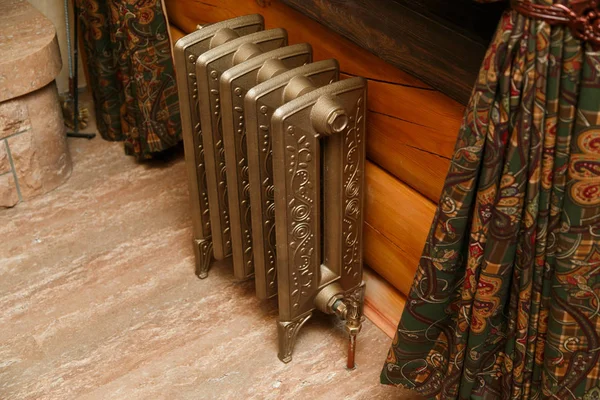 Retro stijl gietijzeren radiator met klep en koperen pijp — Stockfoto