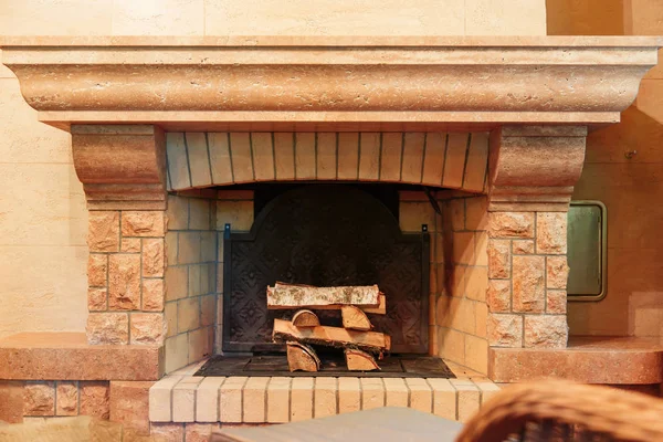 Güzel bir şekilde dekore edilmiş şömine odun ile.