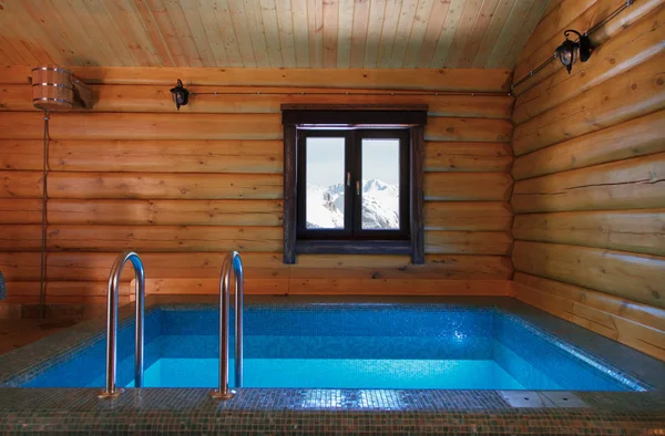 El interior del tradicional baño de madera es una piscina y un cubo colgante . — Foto de Stock