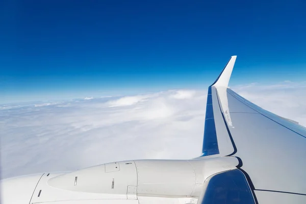 Una vista desde la ventana del avión al ala y las nubes . — Foto de Stock