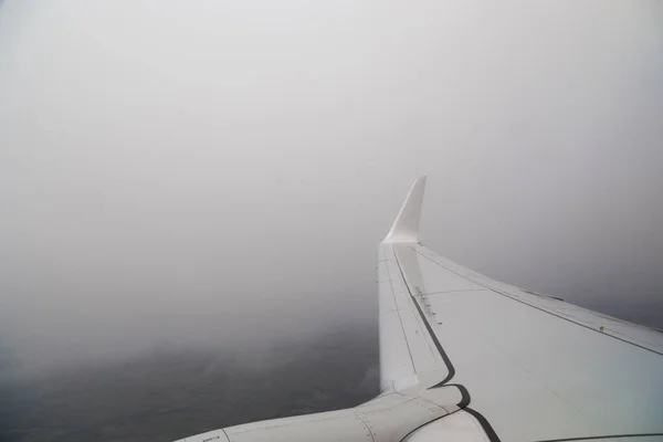 在恶劣的非飞行天气里, 从飞机的窗口可以看到。飞行中的动荡. — 图库照片