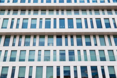Beton ve camdan binanın modern cephe