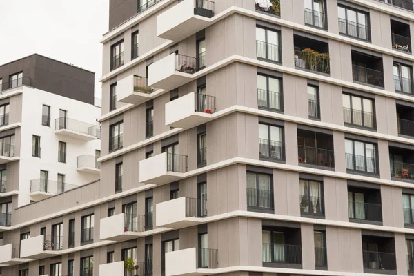 Çağdaş tasarım multifamily yaşam evlerin. Modern lüks daireler binalar.