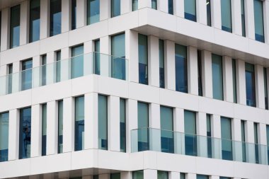 Beton ve camdan binanın modern cephe