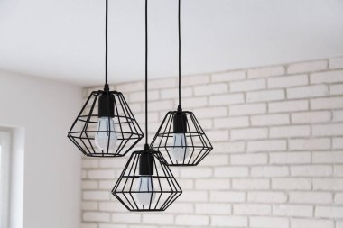 Şık beyaz iç mekanlara siyah tel yapılmış bir modern loft avize
