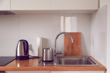 Minimalist veya İskandinav tarzı modern şık mutfak iç. Tahta kesme musluk, lavabo,