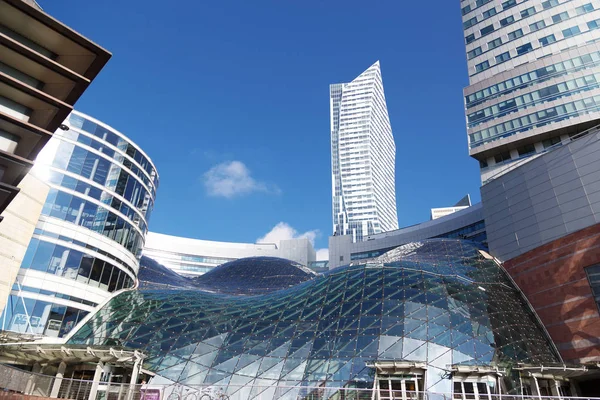 Varşova, Polonya - 13 Eylül 2017: Modern bir alışveriş cam çatı altın teraslar Zlote Tarasy ve iş gökdelenler içinde geçmiş denilen.