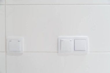 Beyaz bir duvar döşeme üzerinde modern elektrik anahtarları