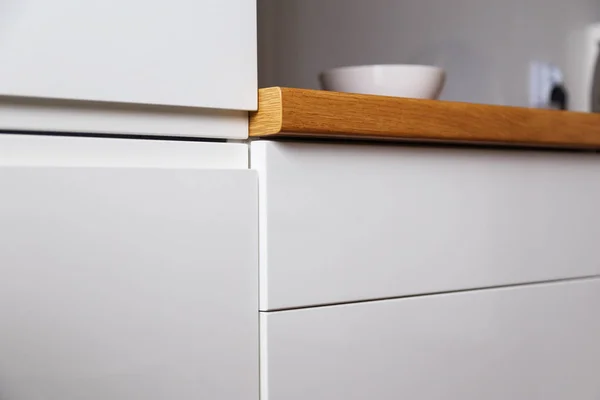 Кухонные шкафы без ручек с системой толчка — стоковое фото