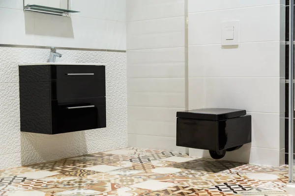 Diseño de lujo de baño con inodoro negro y lavabo — Foto de Stock