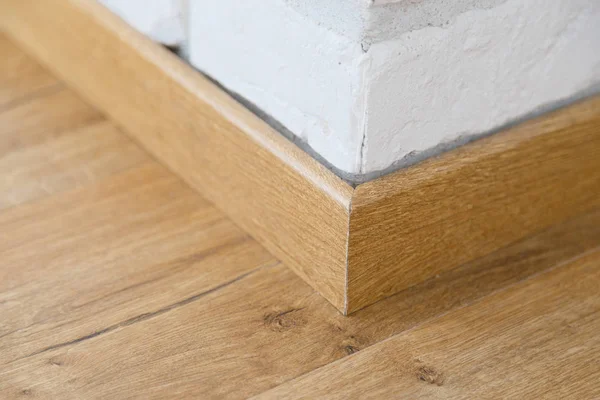 Podlahová lišta dřevěná podlaha — Stock fotografie