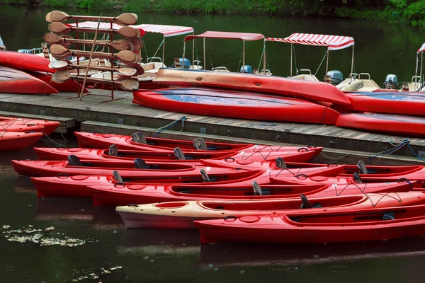 Kayaks noktası kira. Pier üzerine kırmızı tekne