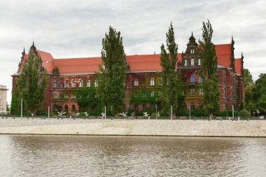 Setin nehrin üzerinde Wroclaw Ulusal Müzesi