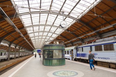 Wroclaw, Polonya - 15 Eylül 2017: Platform Wroclaw tren istasyonunda eski tarzı.
