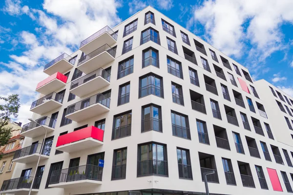 Modern lüks daireler binalar. Çağdaş tasarım yaşam evleri