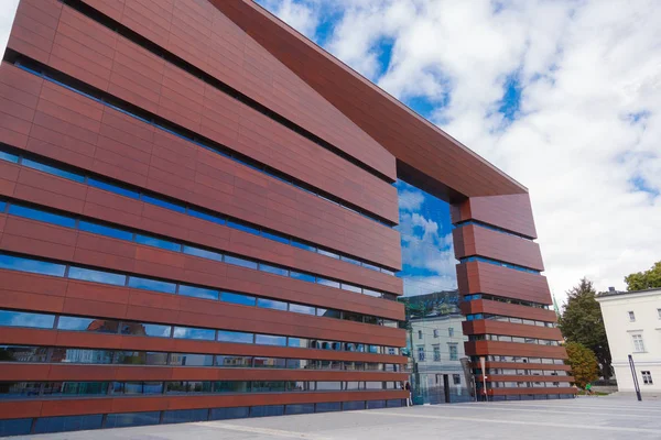 Wroclaw Filarmoni Salonu'nda. Ana girişi