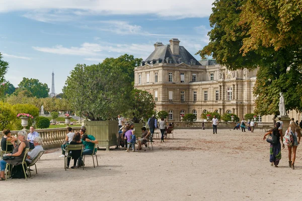 Paris, Fransa. 9 Eylül 2017. Lüksemburg Bahçeleri - Paris'in kalbinde, park topluluğu görünümünü.