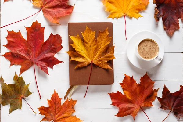 A koncepció az őszi hangulat. Reggel kávét, napló és juhar színű levelek. Szemközti nézet — Stock Fotó