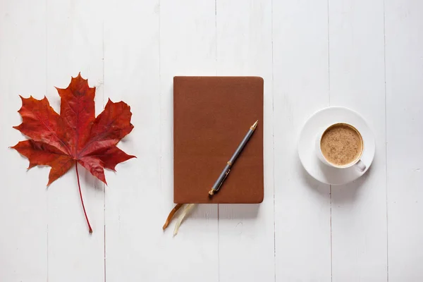 Het concept van herfst stemming. 'S ochtends koffie, dagboek en gekleurde esdoorn bladeren. Bovenaanzicht — Stockfoto