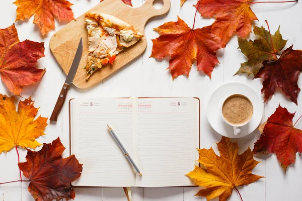 Herfst ontbijt met koffie, pizza en dagboek. Bovenaanzicht concept — Stockfoto