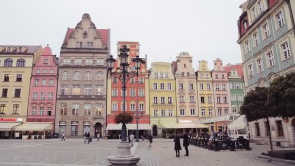 Wroclaw, Polonia- 14 de septiembre de 2017: Vista desde el arco hasta el paisaje urbano de la ciudad vieja Plaza del Mercado con coloridos edificios históricos . — Vídeos de Stock