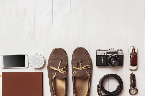 Комплект мужских блоггеров аксессуары для путешественника на белом деревянном фоне . — стоковое фото