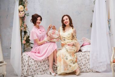 Mutlu kız gülümseme ve her diğer takı kendi yatak odasında oturuyor, göster