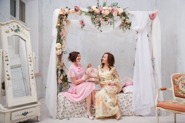 Mutlu kız gülümseme ve her diğer takı kendi yatak odasında oturuyor, göster.