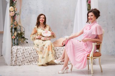 Bayan rustik tarzı parti evde. Yatak odası iç, yüksek yatak kemer çiçek ile