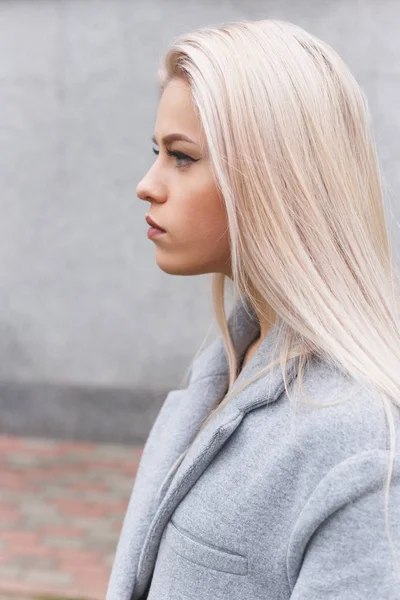 Perfil de mujer joven de moda — Foto de Stock