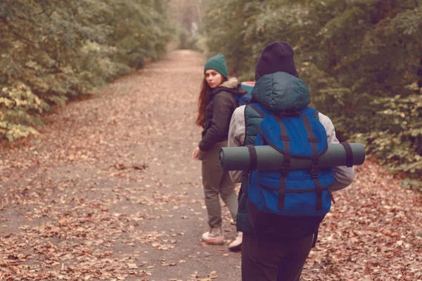 带背包的女朋友去徒步旅行在森林里. — 图库照片