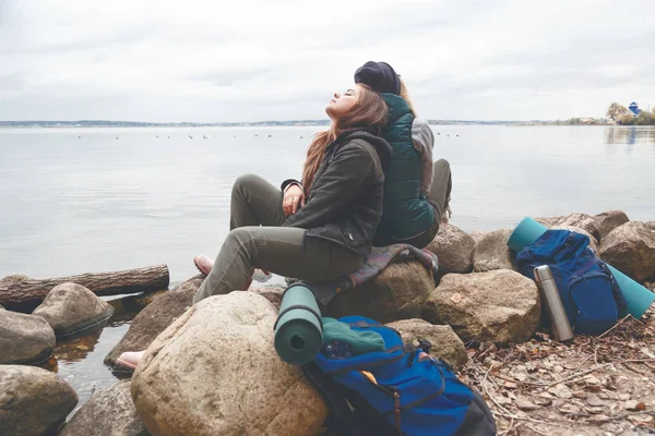 Los excursionistas descansan en el campamento cerca del lago del bosque —  Fotos de Stock