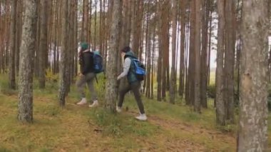 Kadın turist ormanın içinden yürüyerek devam, hedeflerine gel ve mutluyuz, birbirimizi sevmek.