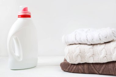 Sıvı deterjan ve aklanmış ile beyaz şişe et renkli yumuşak pullovers.