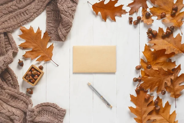 Envelope não assinado e caneta em mesa de madeira branca com acessórios de outono. Vista de cima — Fotografia de Stock