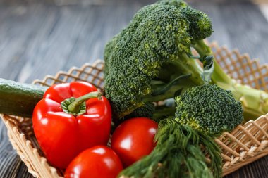 çiğ sebze çeşitli ile kompozisyon. Vejetaryen diyet.