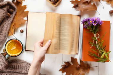 Eğitim ve insan kavramı - eller kadın okuma kitabı, ahşap masa