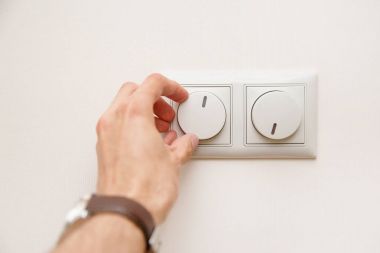 Enerji kavramı kaydetme: insan eli elektrik ışık dimmer anahtarı veya klima ısı denetleyicisi dönüm