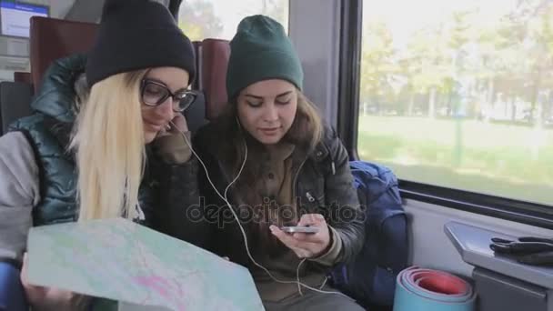 Mutlu kız seyahat etmek tren programında müzik dinlemek — Stok video