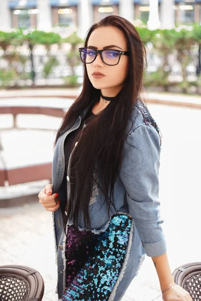 Młoda kobieta stylowa, noszenie okularów czarny i niebieski denim kurtki — Zdjęcie stockowe