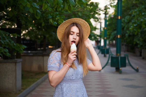 Young caucasian woman in summer hat enjoying the ice cream — Stock Photo, Image