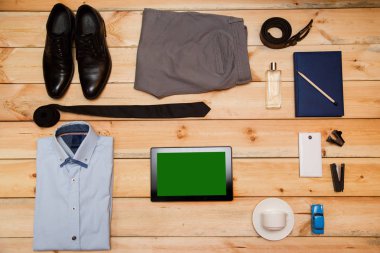 Giysiler ve aksesuarlar, ahşap arka plan üzerinde adam kümesi