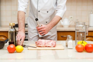El tutar şişe sosu ile mans. Profesyonel aşçı hazırlamak et