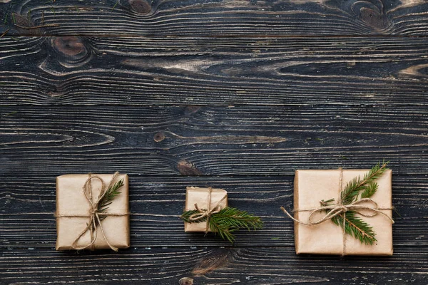 Drie Vintage geschenkdozen met vuren takken op houten achtergrond met kopie ruimte — Stockfoto