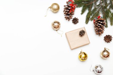 Noel topları, hediye kutusu ahşap arka plan üzerinde köknar ağacı ve kozalaklı koni ile görünüm üst. Kopya alanı