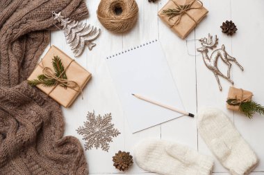 Hediyeler ve ahşap masa üstünde not etmek. Noel ve yeni yıl kavramı. Düz yatıyordu, en iyi görünümü