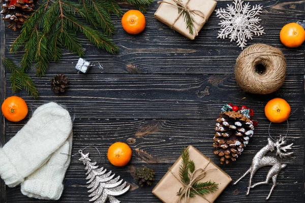 Κουτιά δώρων και διακοσμήσεις Χριστουγέννων με αντίγραφο χώρο τον χειμώνα — Φωτογραφία Αρχείου