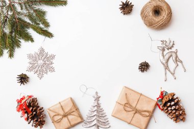 Noel hediye kutuları ve dekorasyonlar. Düz kopya alanı ile yatıyordu