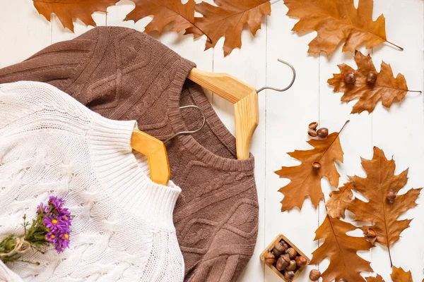 kırpılan görünümünü örme bordo ve beyaz sweaterson, üstten görünüm
